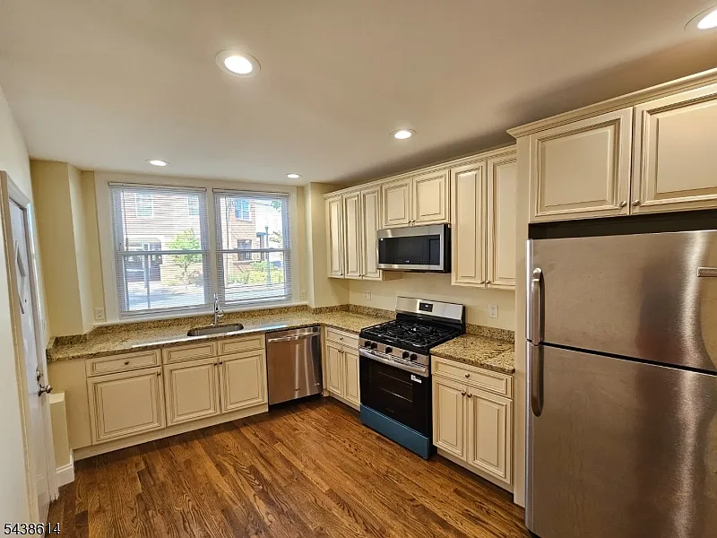 410 Rahway Ave #414