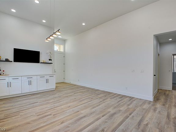5th image of 10400 Santa Cresta Ave
