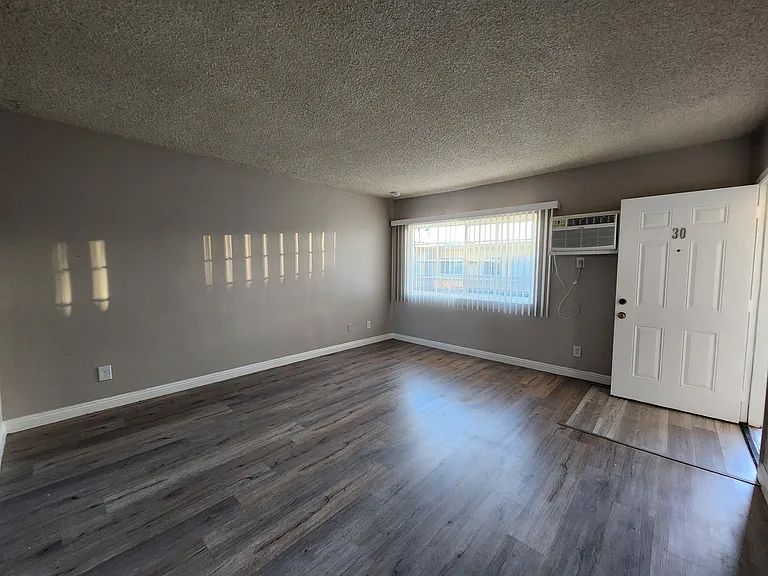 8542 Columbus Ave — Photo 5