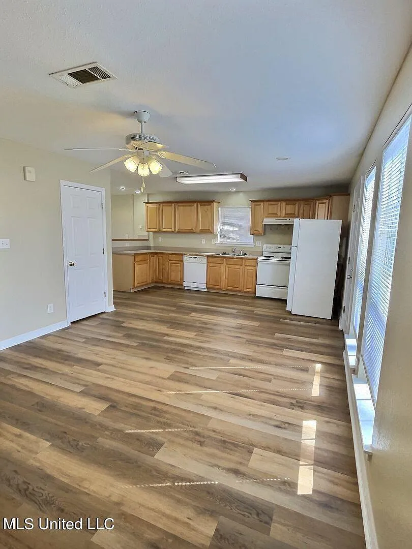 3 bed, 2.5 bath, 1200 sqft, $1,400 — Photo 3