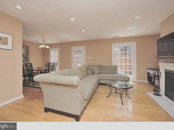 5th image of 1726 Bainbridge St #B