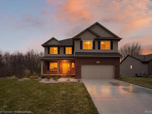 8314 Peninsula Cir, Grand Blanc, MI 48439