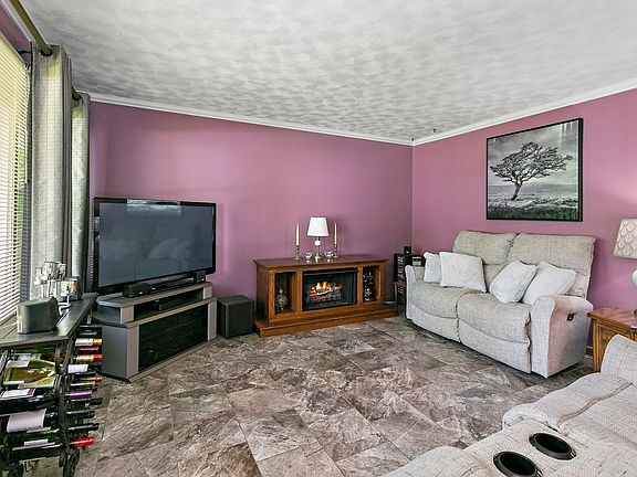 4th image of 934 Cornell Ln