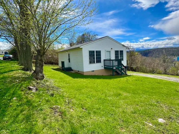 527 E Hemlock St, Covington, VA 24426