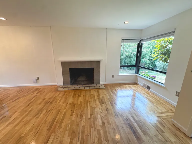 Main Living Room (Upstairs)