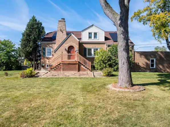 2350 Eastview Dr, Des Plaines, IL 60018