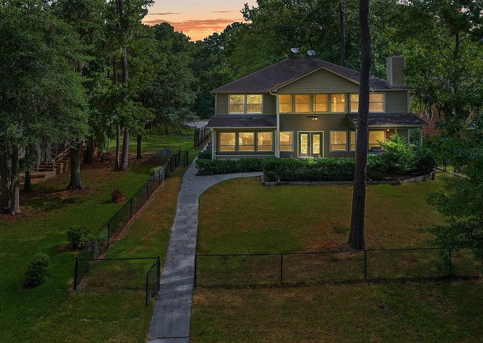 1st image of 15 Lake Grove Ct