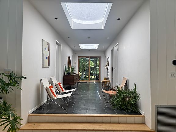 5th image of 115 Runnymeade Dr