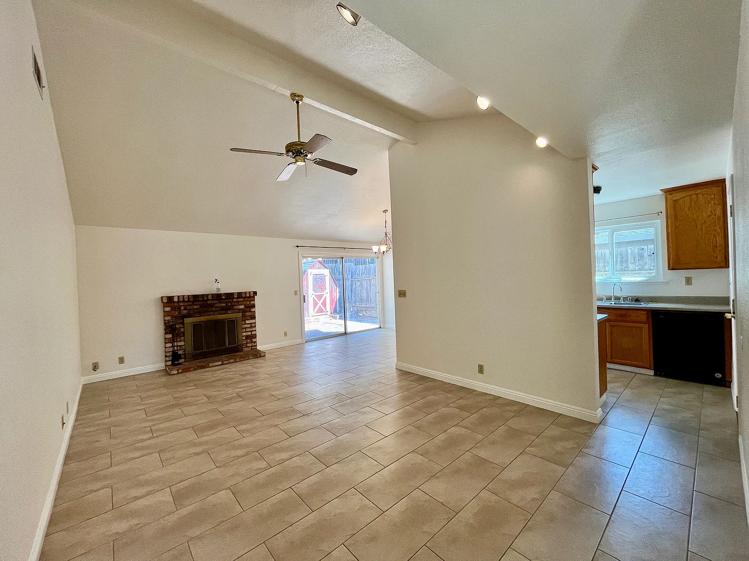 3 bed, 1105 sqft, $2,435 — Photo 2