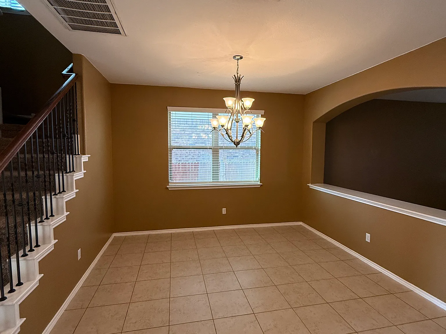 4 bed, 2.5 bath, 2200 sqft, $2,500 — Photo 4