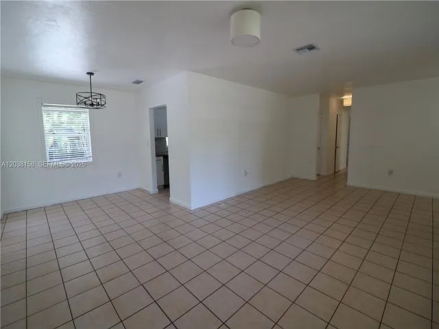 3 bed, 2.0 bath, 1286 sqft, $5,100 — Photo 3