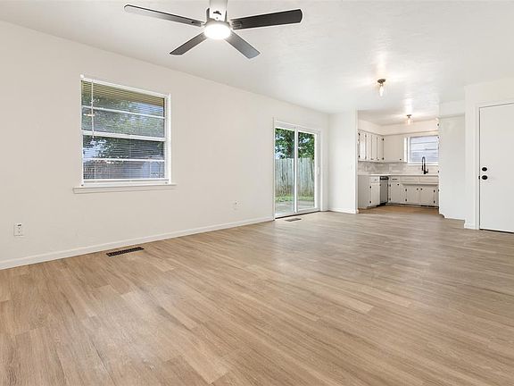 3rd image of 122 Kelly Dr