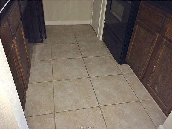 5th image of 904 University Dr #77