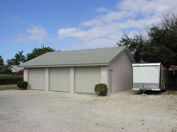 Detached garage w/RV parking