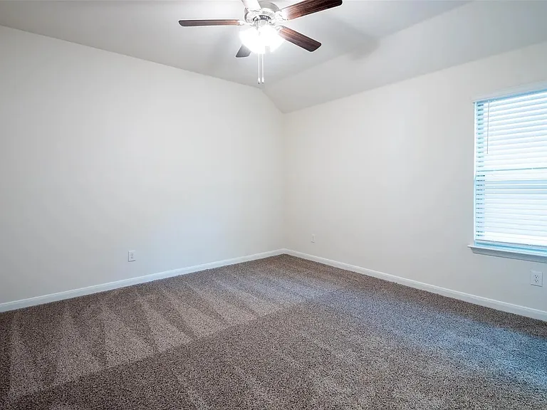 3936 Oak Creek Cir — Photo 7