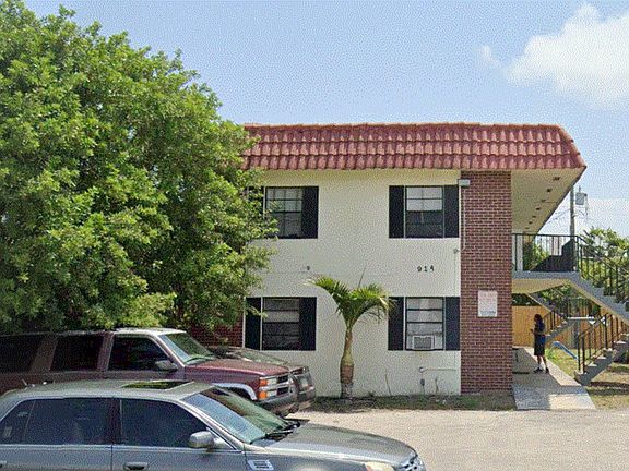3rd image of 914 S Federal Hwy APT 5