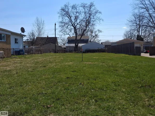 22810 Garfield St, Saint Clair Shores, MI 48082