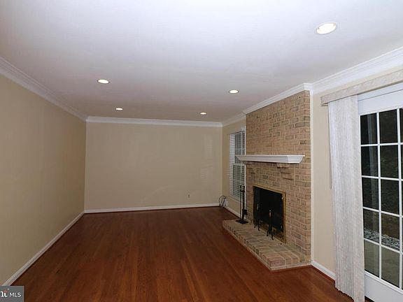 4th image of 204 N Liberty St