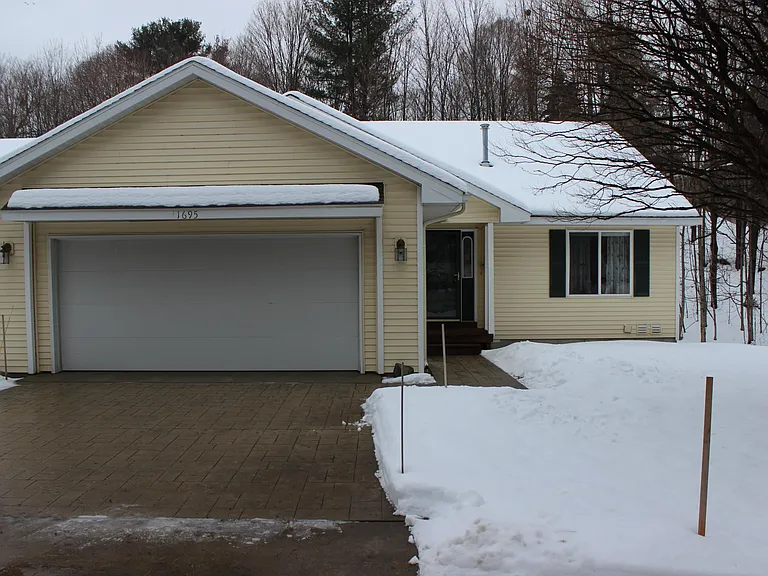 1695 Veterans Dr — Photo 1