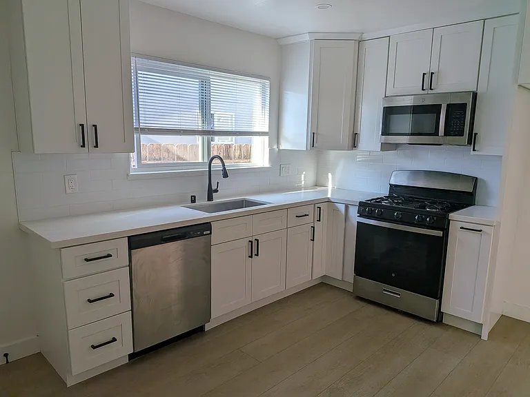 820 S Lloyd St — Photo 4