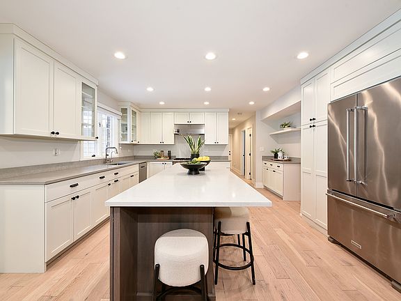 3rd image of 688 Thompsons Way