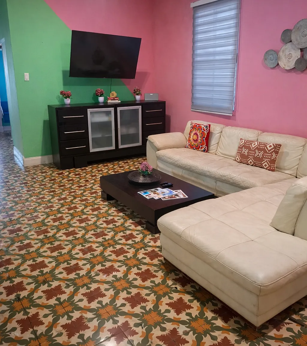 388 Calle Holanda — Photo 1