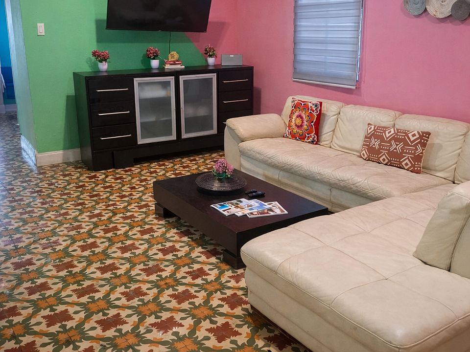 1st image of 388 Calle Holanda #1