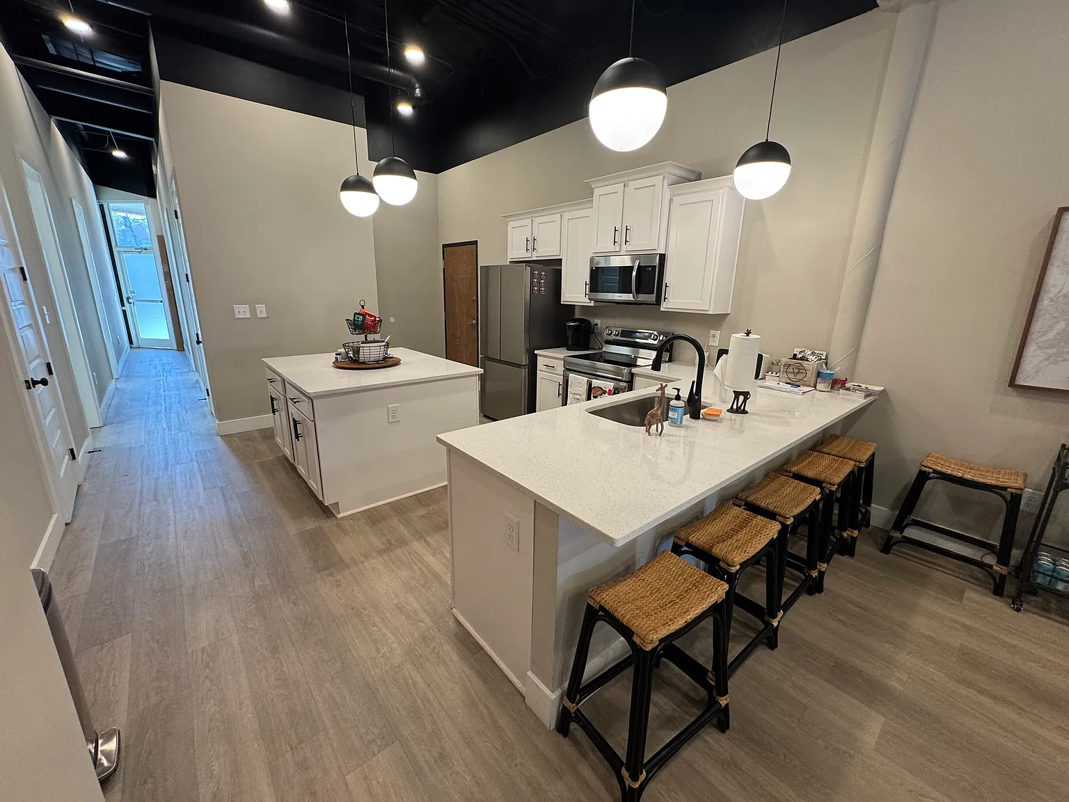 3 bed, 3.5 bath, 1500 sqft, $4,500 — Photo 2