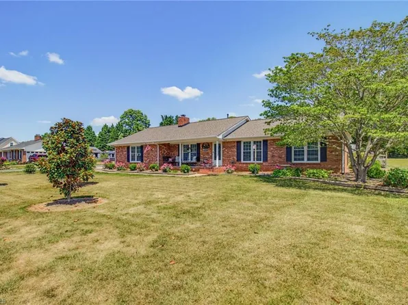 633 Nottinghill Dr, Winston Salem, NC 27107