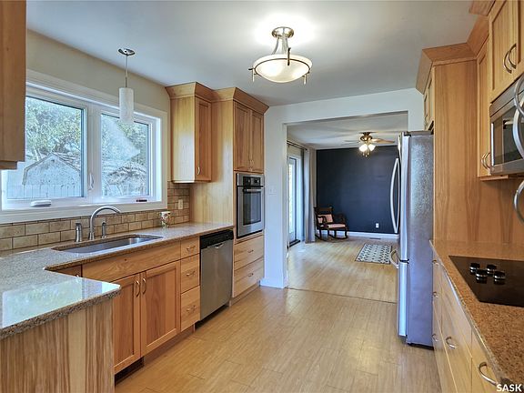 5th image of 809 Athabasca Street E