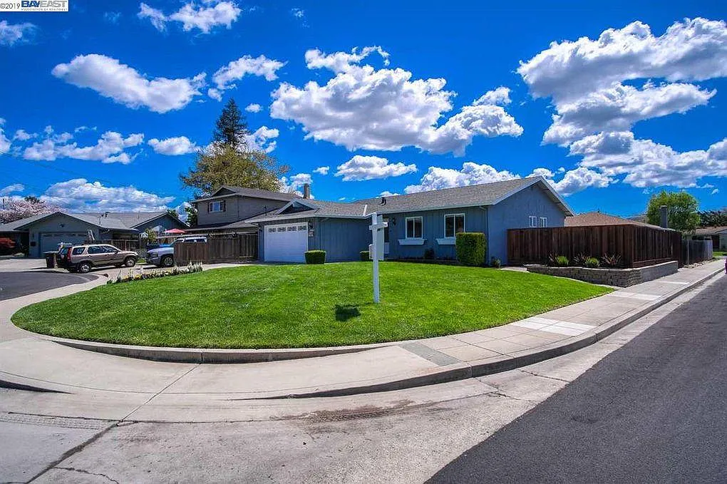 3 bed, 1257 sqft, $3,700 — Photo 2