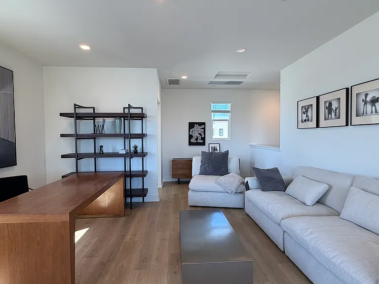 211 Paramount — Photo 9