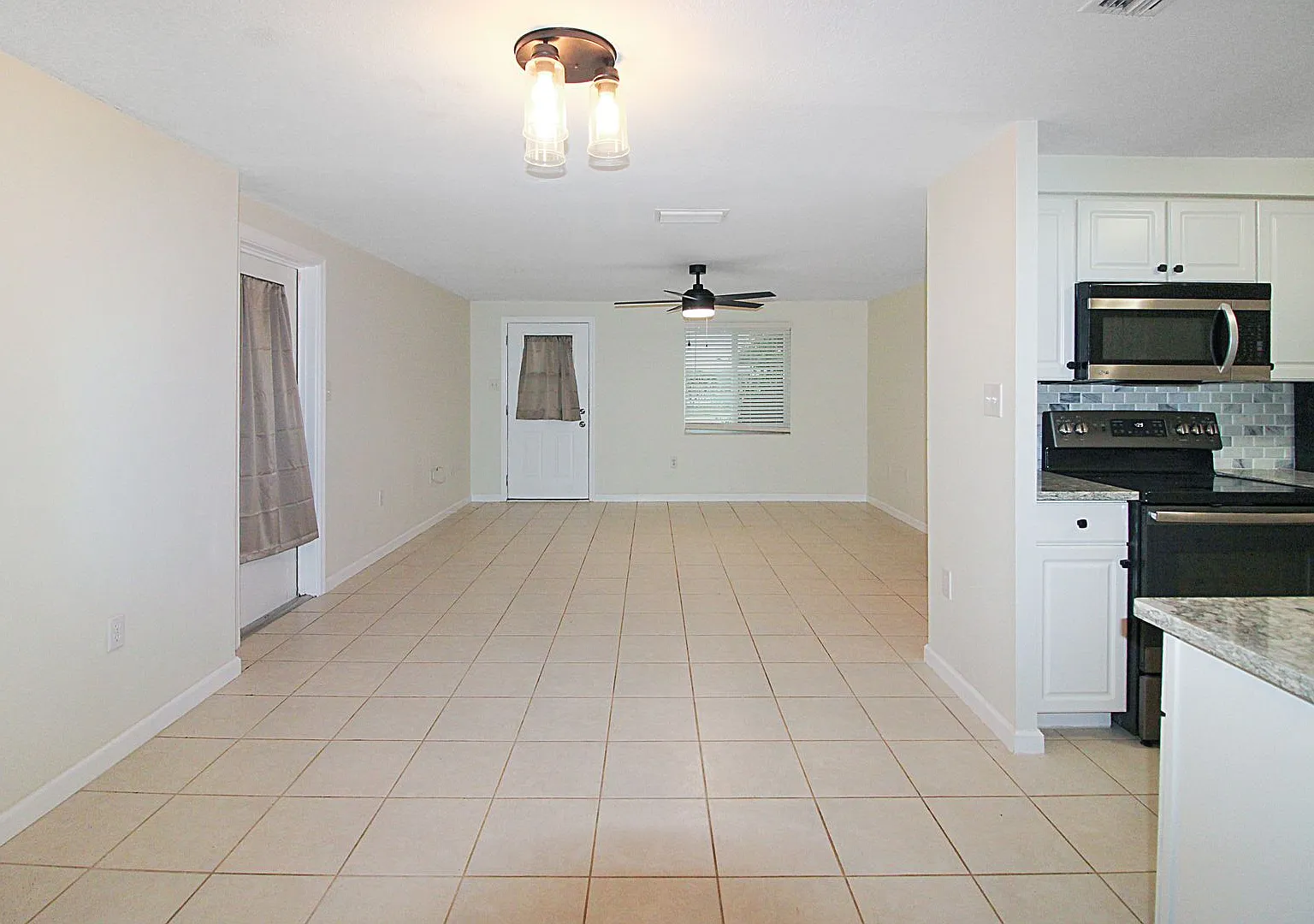 Circlewood Annual Condo for Rent — Photo 3
