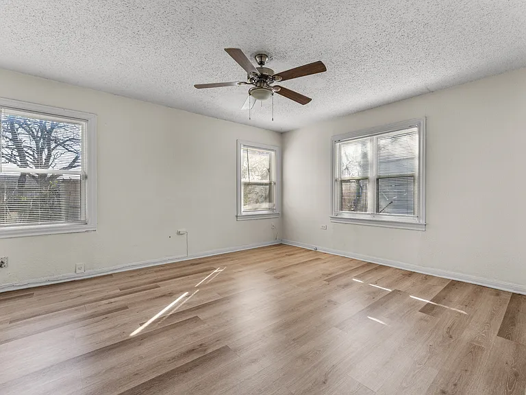 3916 Homan Ave #3918 — Photo 2