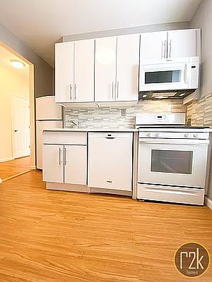 2nd image of 2572 43rd St APT 1F