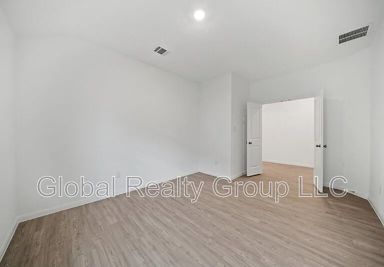 9105 Navarro Vis — Photo 22