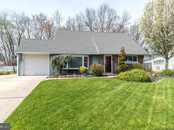 87 Harvest Rd, Levittown, PA 19056