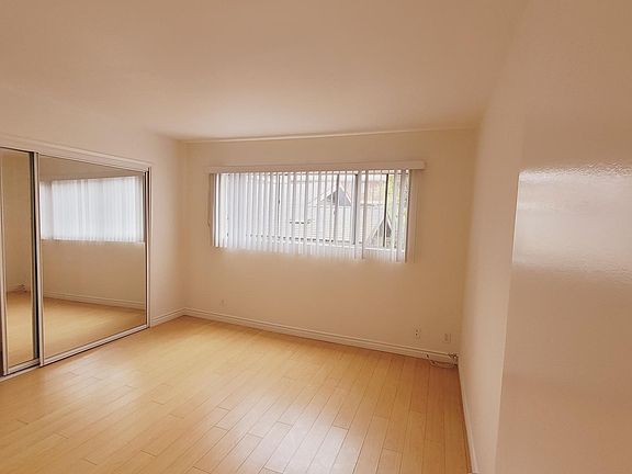 5th image of 818 7th St APT 4