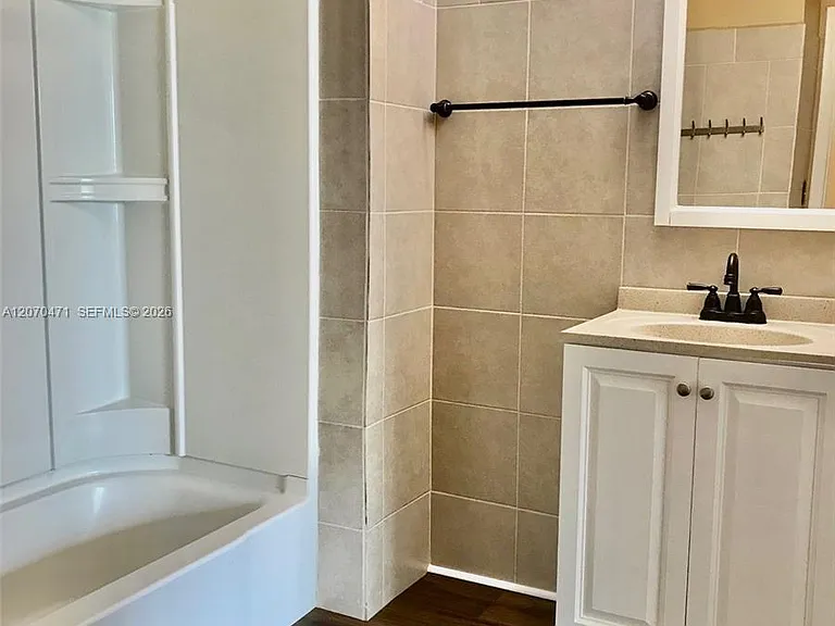 2864 Cambridge Ln — Photo 9
