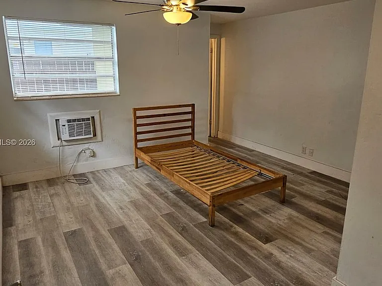 808 NE 10th St #3 — Photo 9