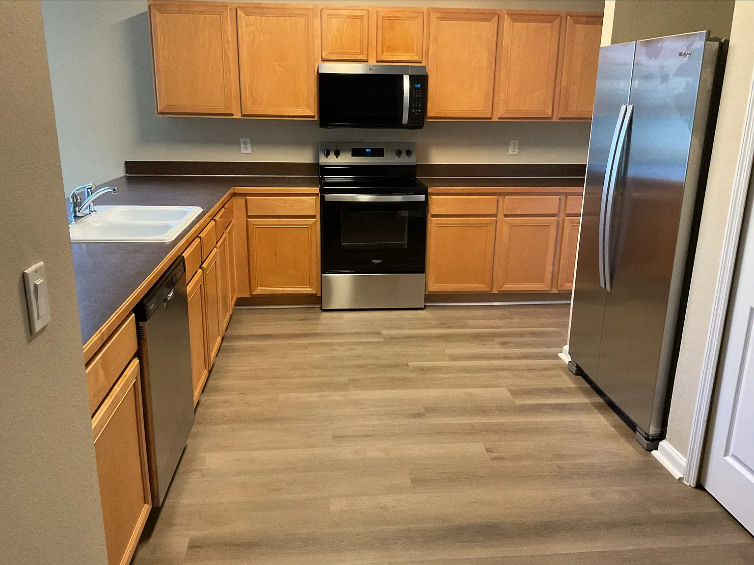 3 bed, 2.0 bath, 1960 sqft, $2,515 — Photo 2