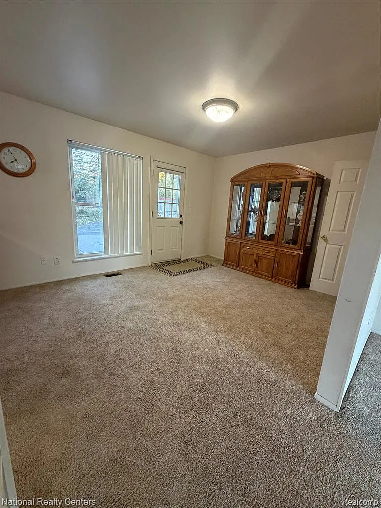3 bed, 1.0 bath, 1075 sqft, $1,700 — Photo 3