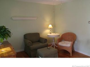 71 Hawthorne Dr, New London, CT 06320