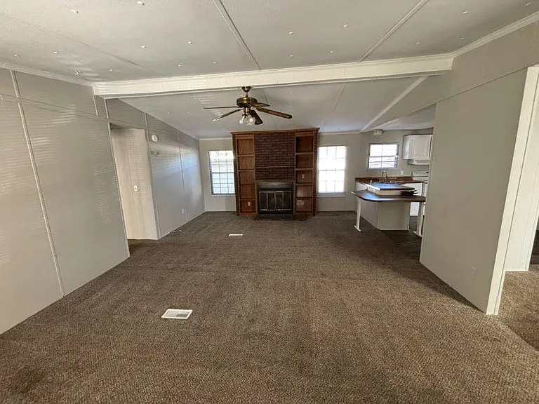 322 Derrick St — Photo 2