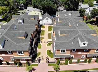 85-93 Steamboat Rd #7, Great Neck, NY 11024