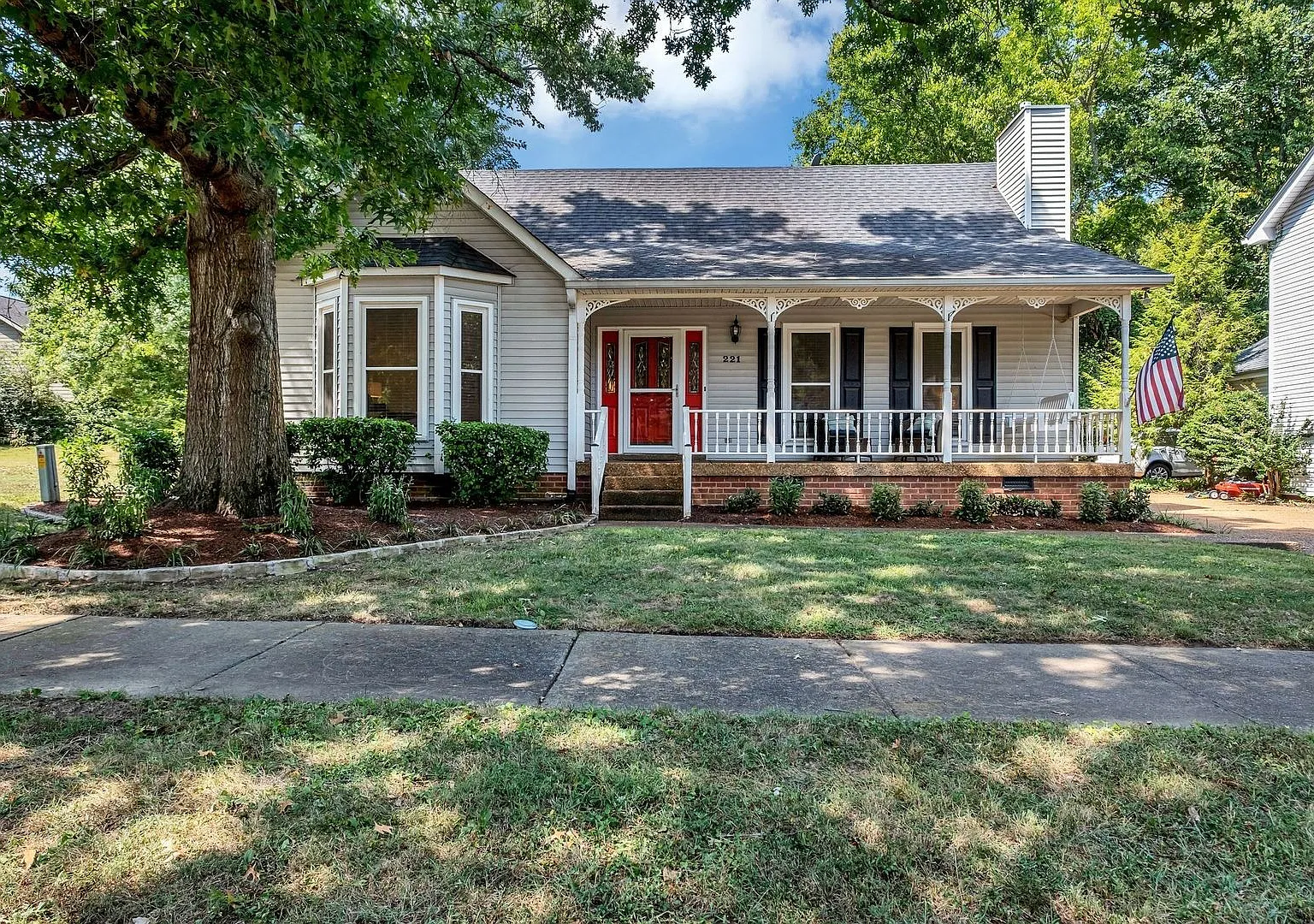 3 Bedroom Home (4th bed option) with 2 Car Garage in Downtown Franklin — Photo 1