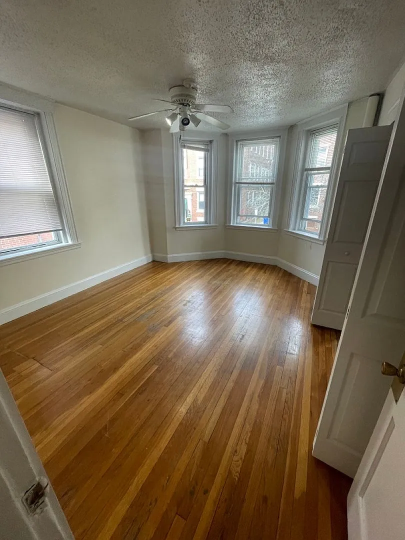 No Brokers Fee, One Month Rent-Free, Laundry on a Site — Photo 1