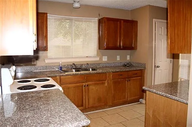 2537 English Colony Dr — Photo 2
