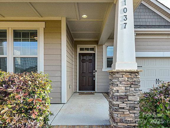 3rd image of 1037 Paddington Dr