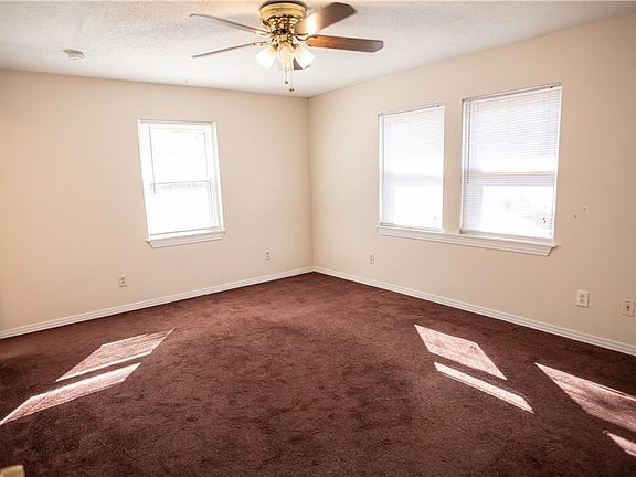 5th image of 825 Wilkinson St